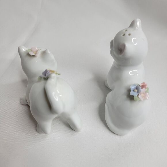 Vintage Porcelain Kitty Cat Salt and Pepper Shakers White Kittens with Flowers - Picture 4 of 8